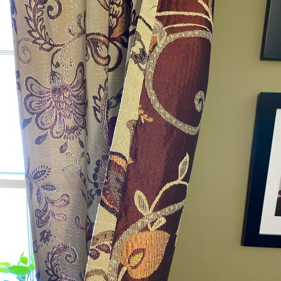 Paisley-patterned curtains. - Picture 3 of 3